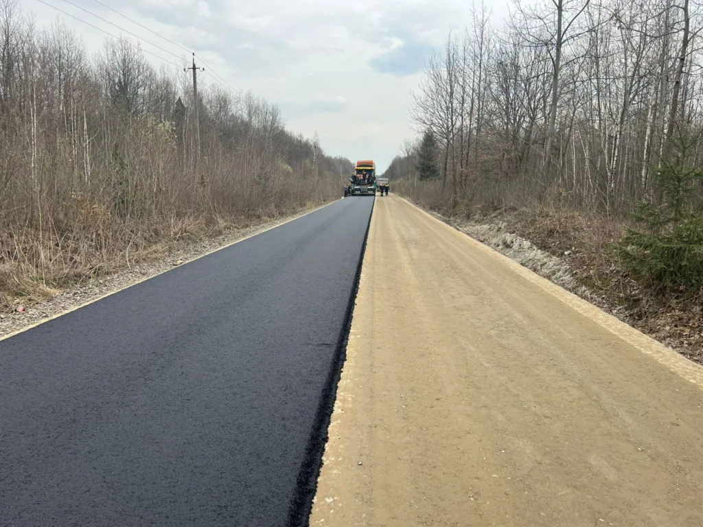 Будівництво нової асфальтної дороги між лісами