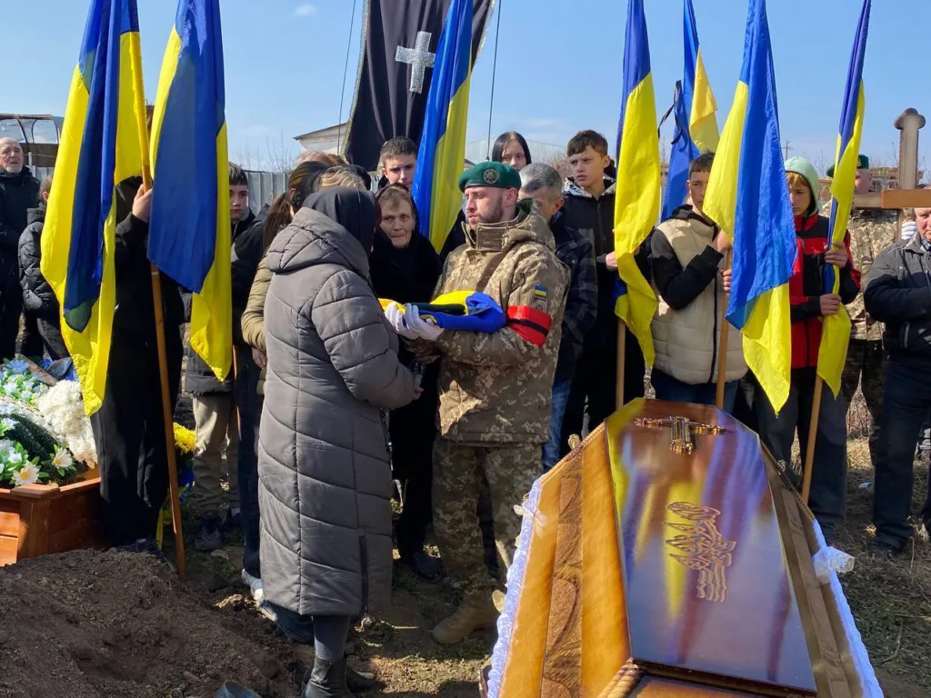 Похорон військового героя України з прапорами