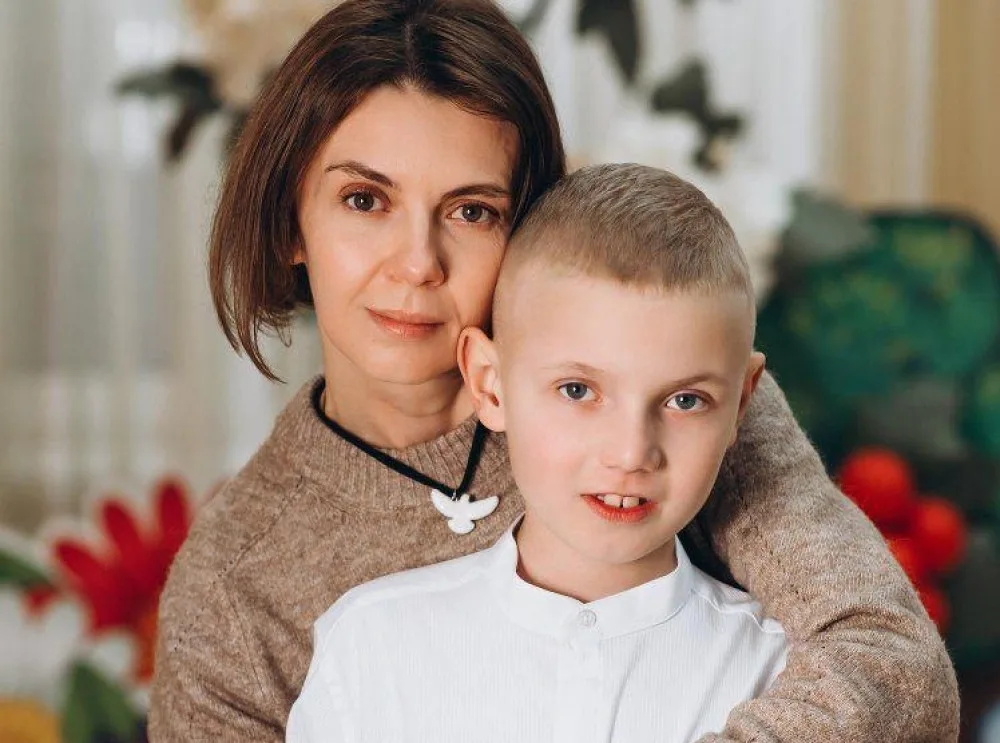 Мати обіймає сина у домашній атмосфері