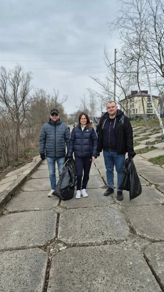 Люди прибирають парк від сміття навесні