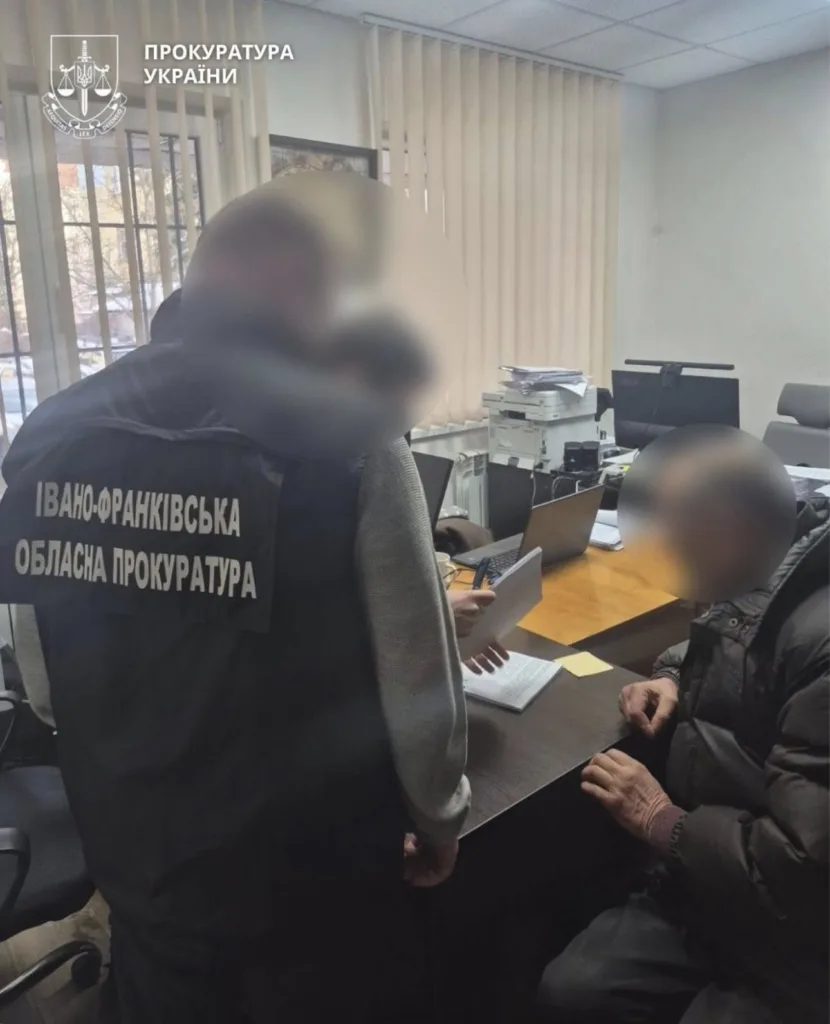 Працівник прокуратури спілкується з чоловіком в офісі