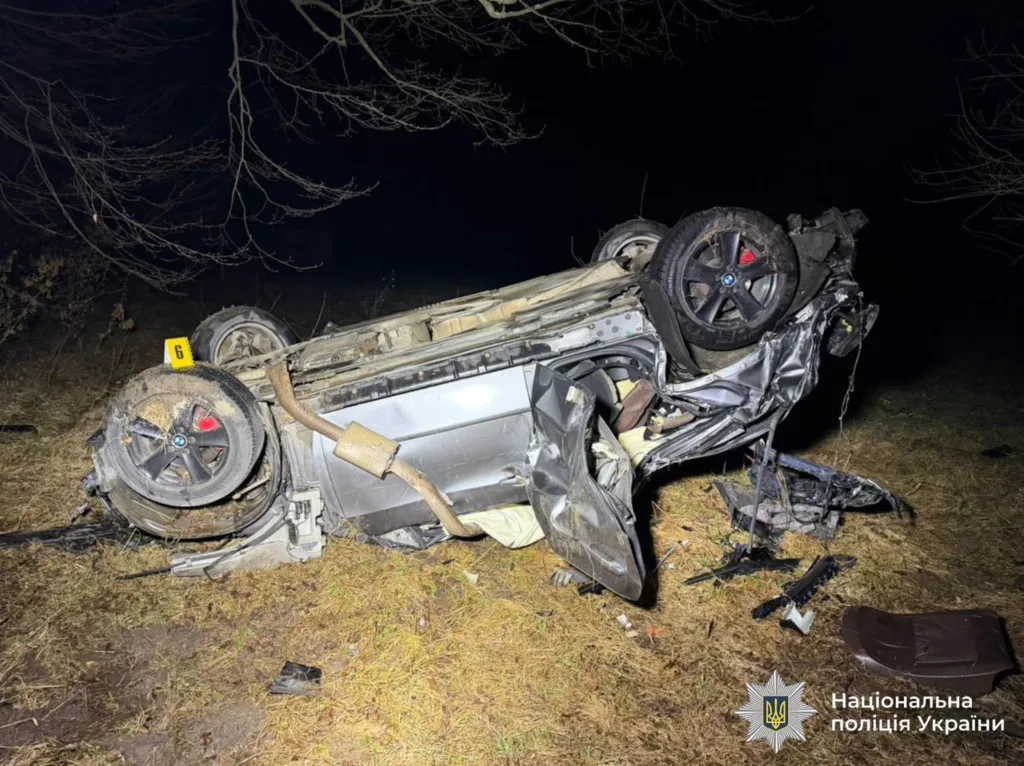 Перекинутий автомобіль після аварії вночі