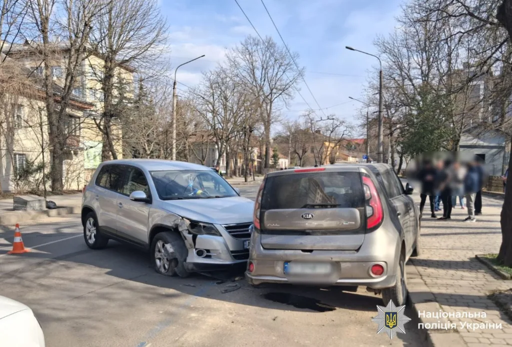 Дорожньо-транспортна пригода двох автомобілів у місті