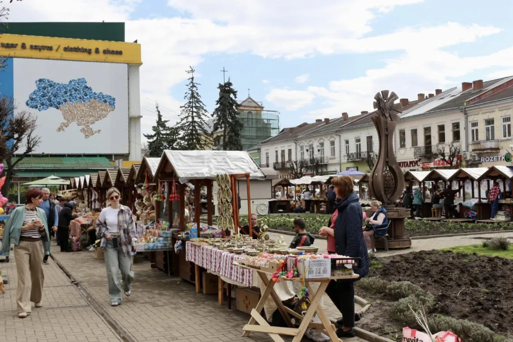 Вуличний ярмарок із сувенірами в українському місті