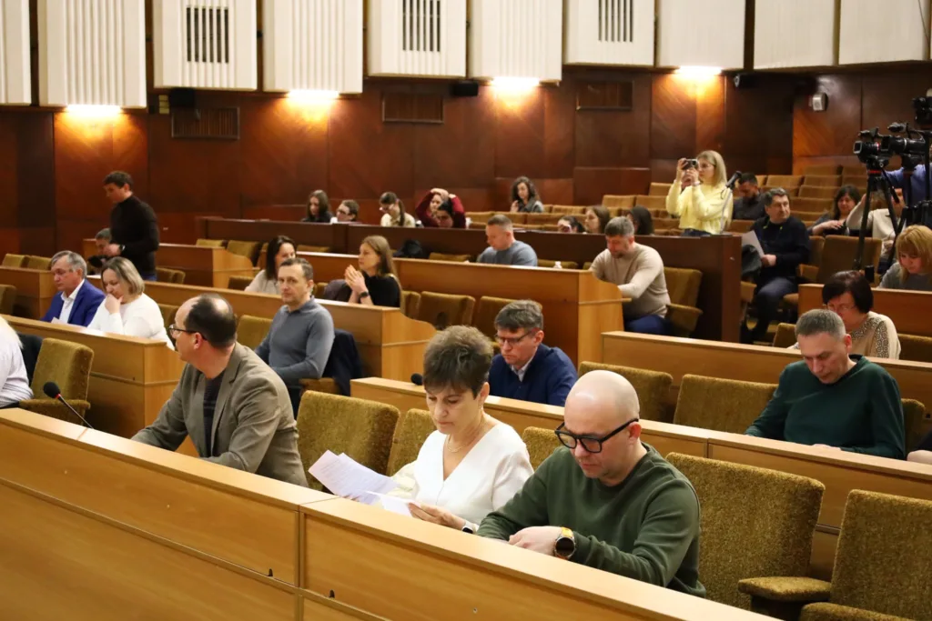 Люди на засіданні в залі міської ради