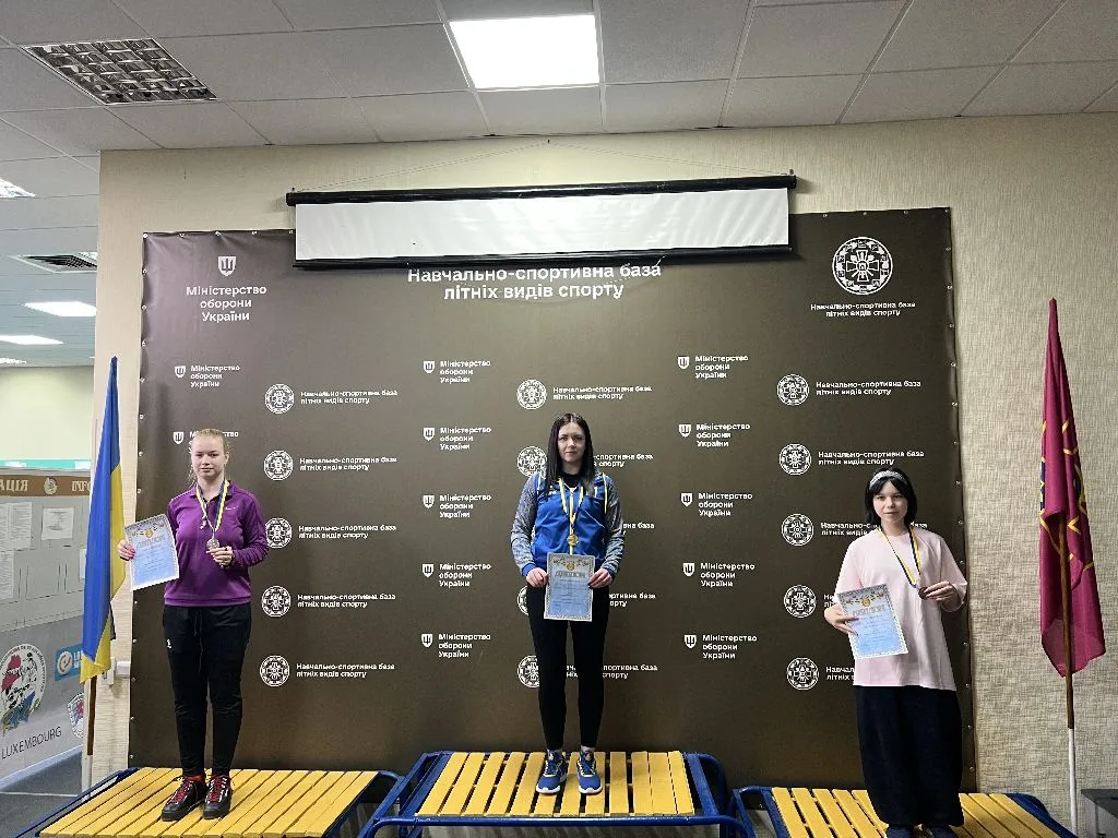 Переможці спортивних змагань отримують нагороди на подіумі