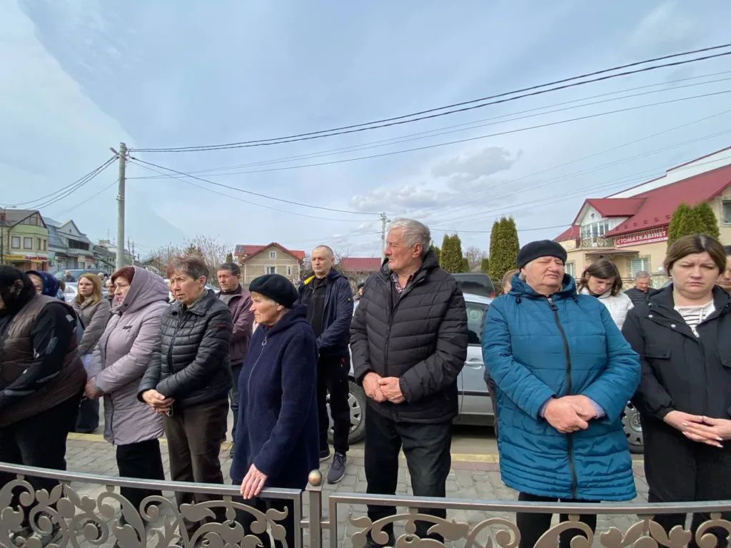 Люди стоять на вулиці під час події