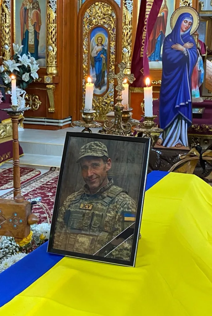 Вшанування українського військового у церкві