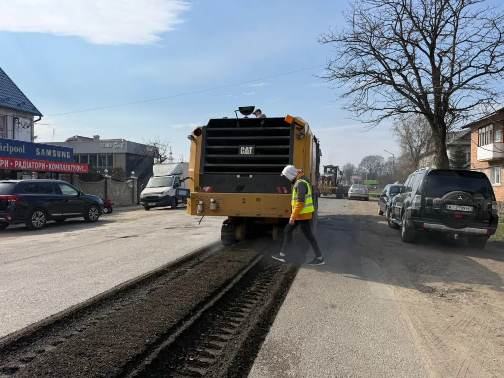 Ремонт дороги асфальтоукладальником у місті
