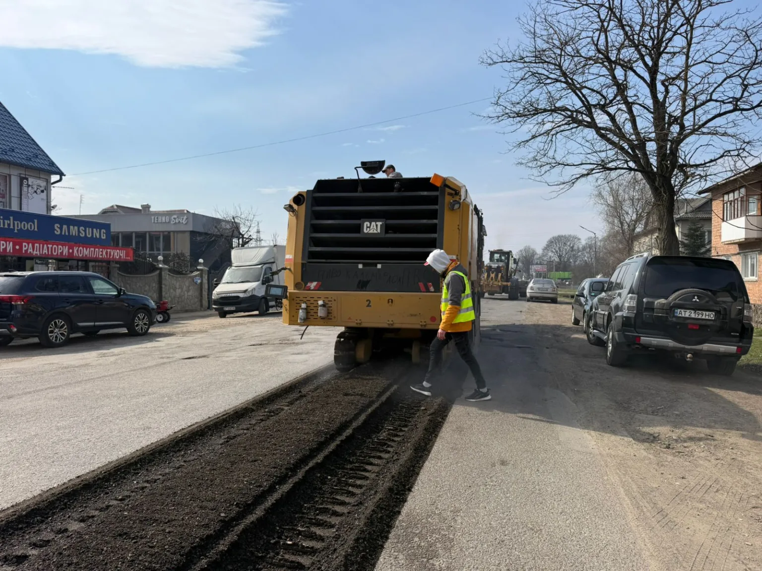 Ремонт дороги асфальтоукладальником у місті