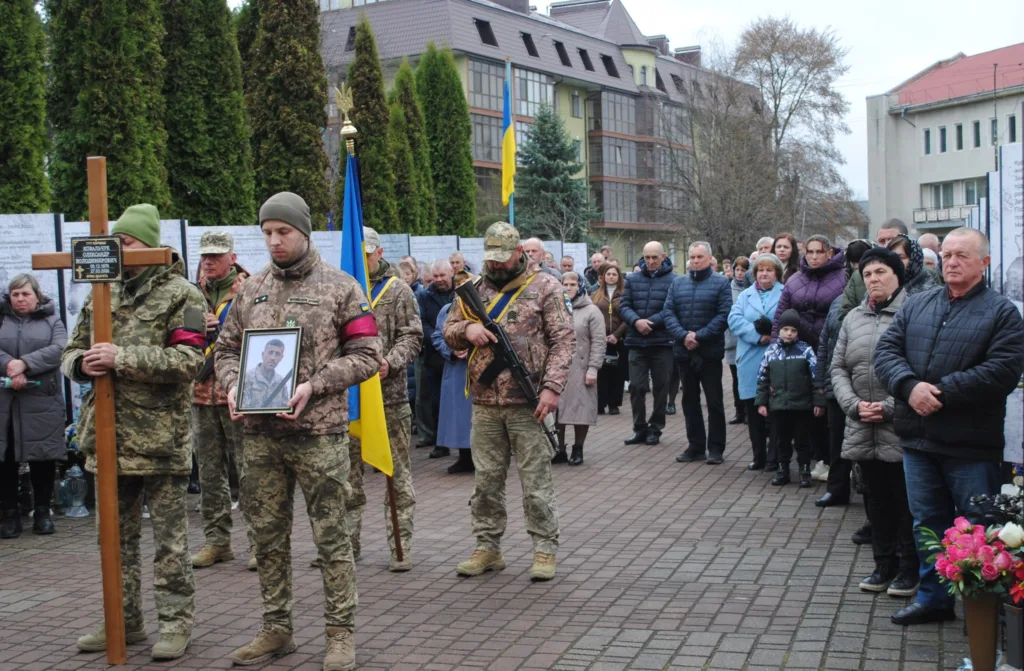 Військові та люди на церемонії вшанування героя