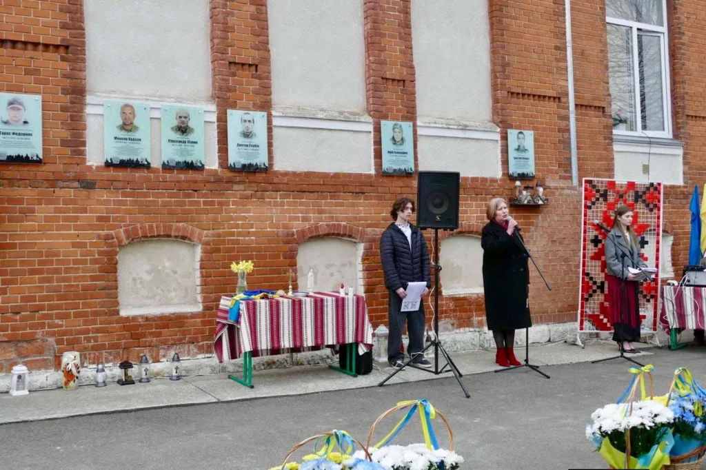 Вшанування пам’яті героїв біля меморіальної стіни