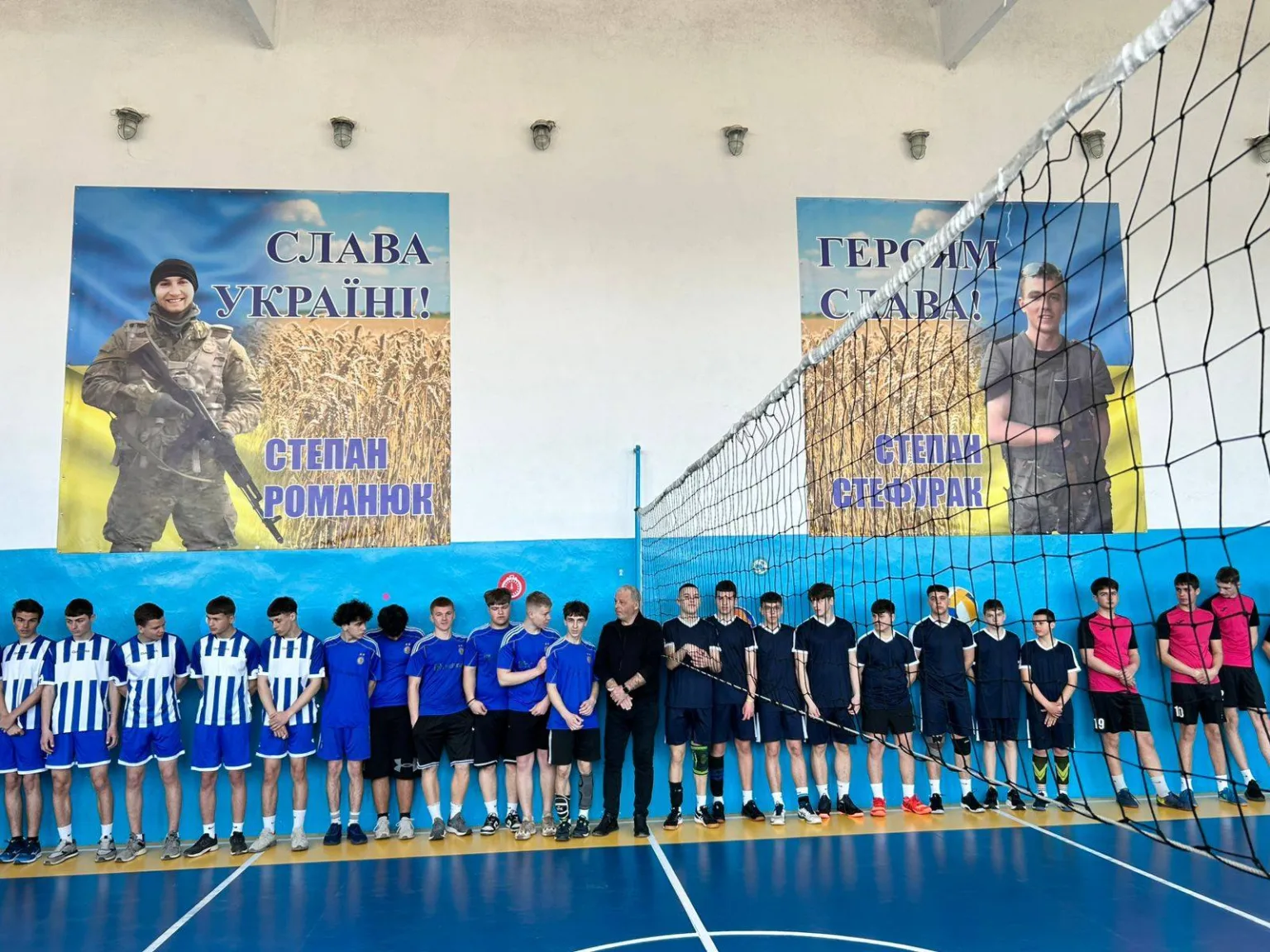 Волейбольні команди перед матчем у спортивному залі