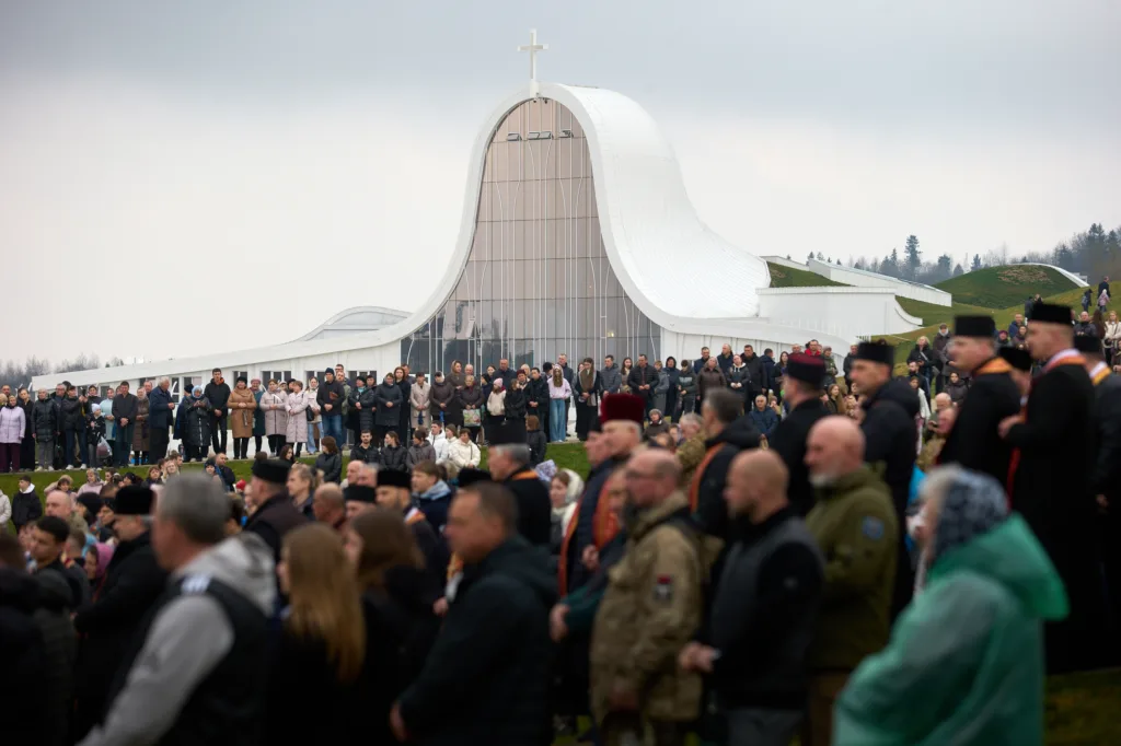Люди зібралися біля сучасної білої церкви