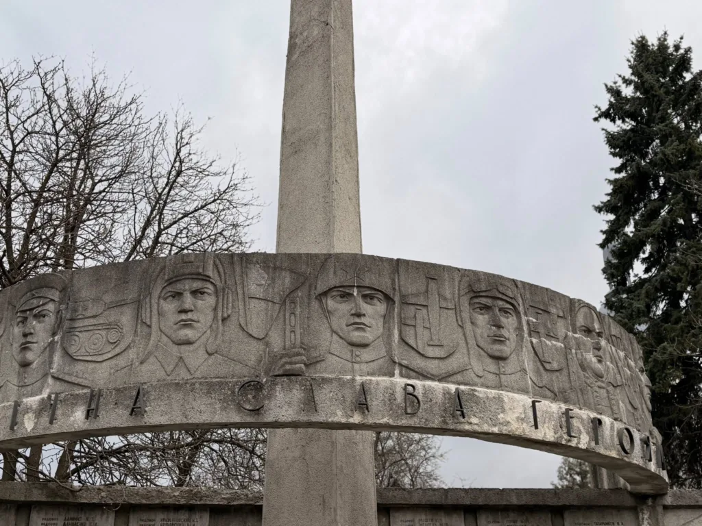 Пам’ятник із барельєфом військових і написом Слава героям