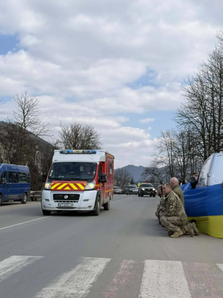 Військові на колінах біля швидкої допомоги