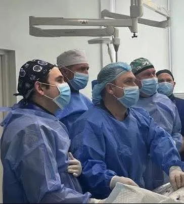 Хірурги виконують операцію в операційній кімнаті