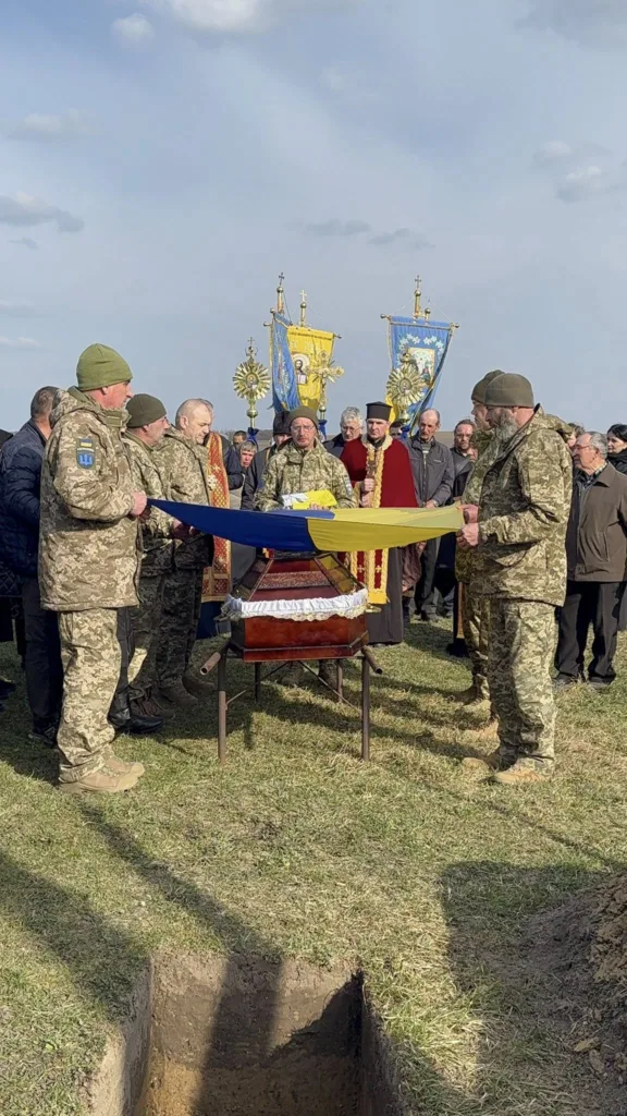 Похорон військового з українським прапором та священиками