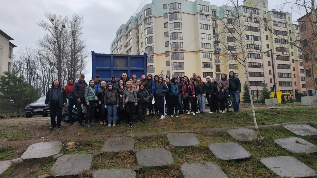 Група людей перед житловим будинком на вулиці