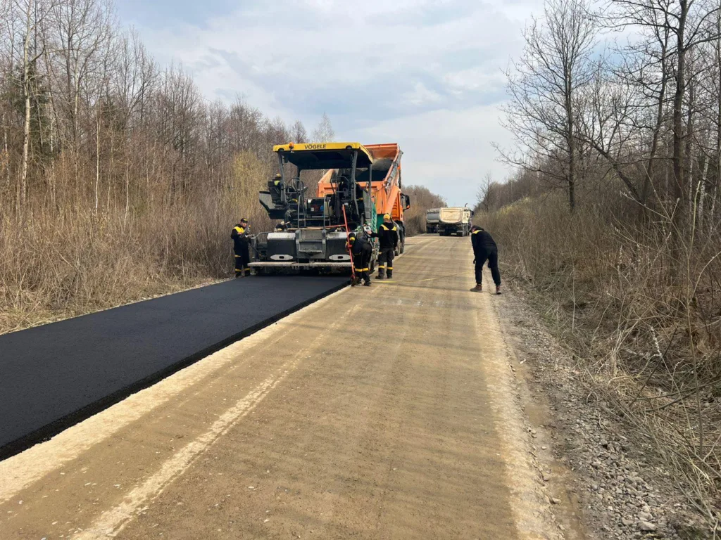 Укладання нового асфальту на сільській дорозі