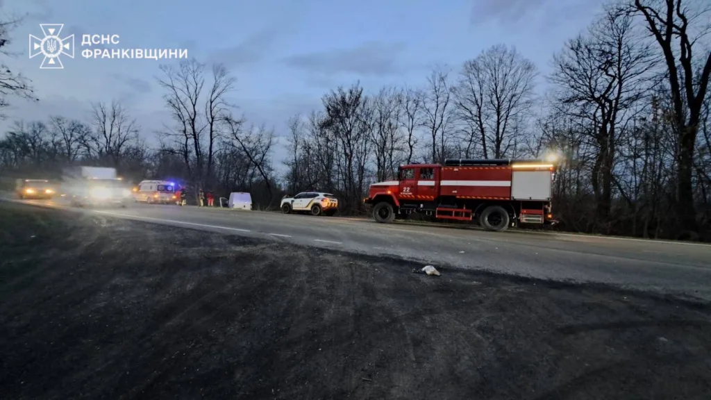 Рятувальники та пожежна машина на місці аварії