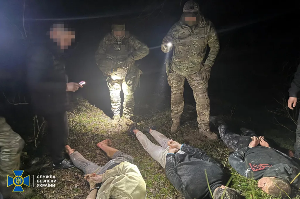 СБУ затримує підозрюваних уночі на відкритій місцевості