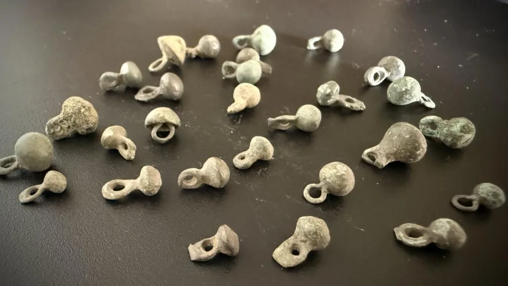 Давні металеві артефакти на чорній поверхні