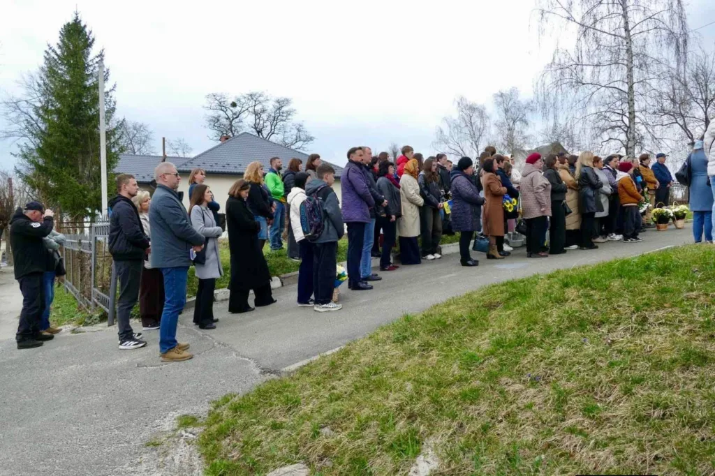 Люди стоять на вулиці під час церемонії