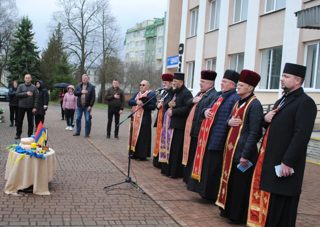 Молитва священників та людей біля адміністративної будівлі