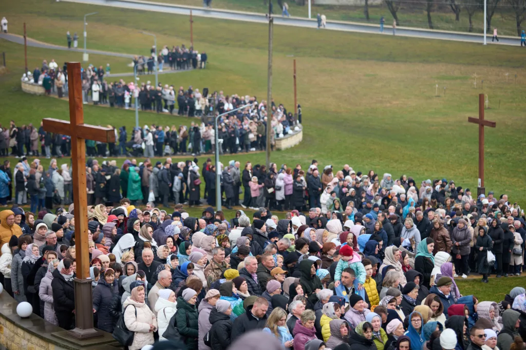 Велика релігійна процесія людей біля хреста