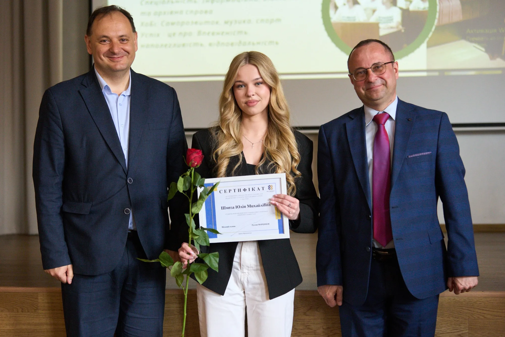 Вручення сертифікату студентці на урочистій церемонії