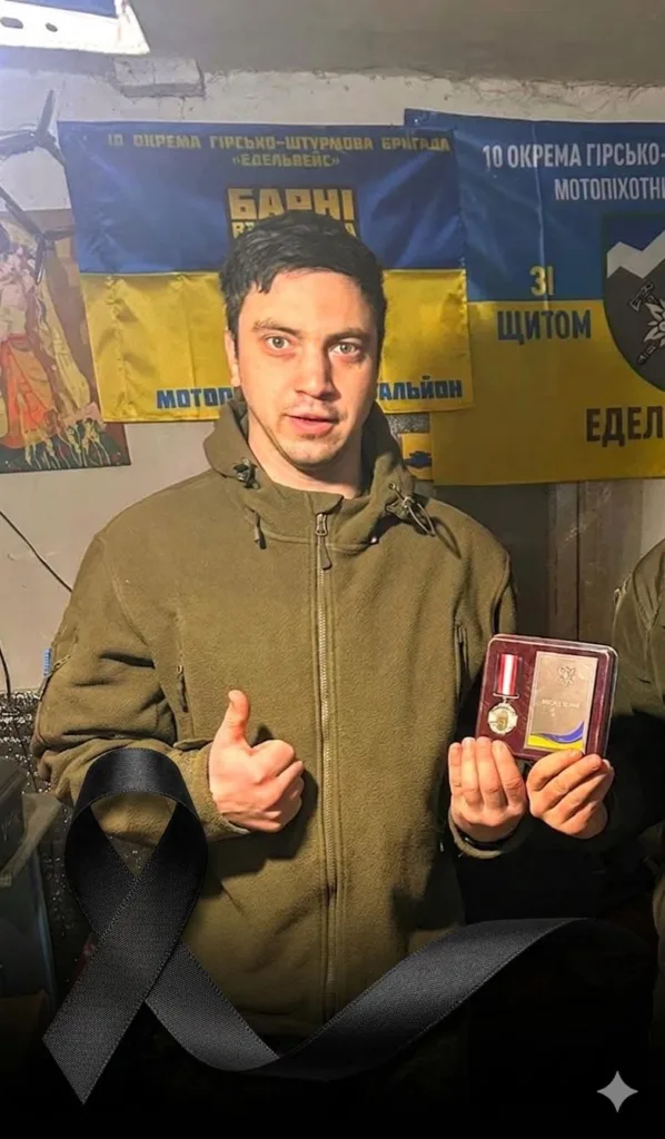 Військовий тримає медаль перед прапором України