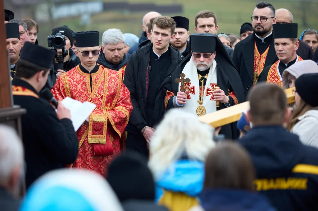 Священики проводять релігійну церемонію на відкритому повітрі