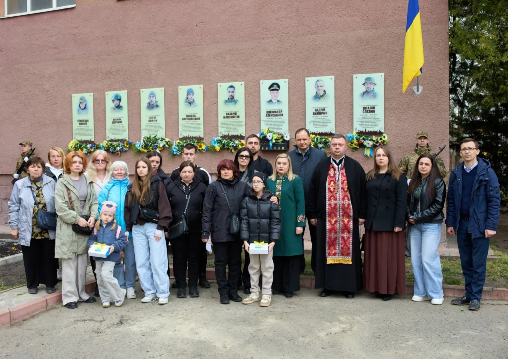 Люди вшановують пам'ять загиблих воїнів України