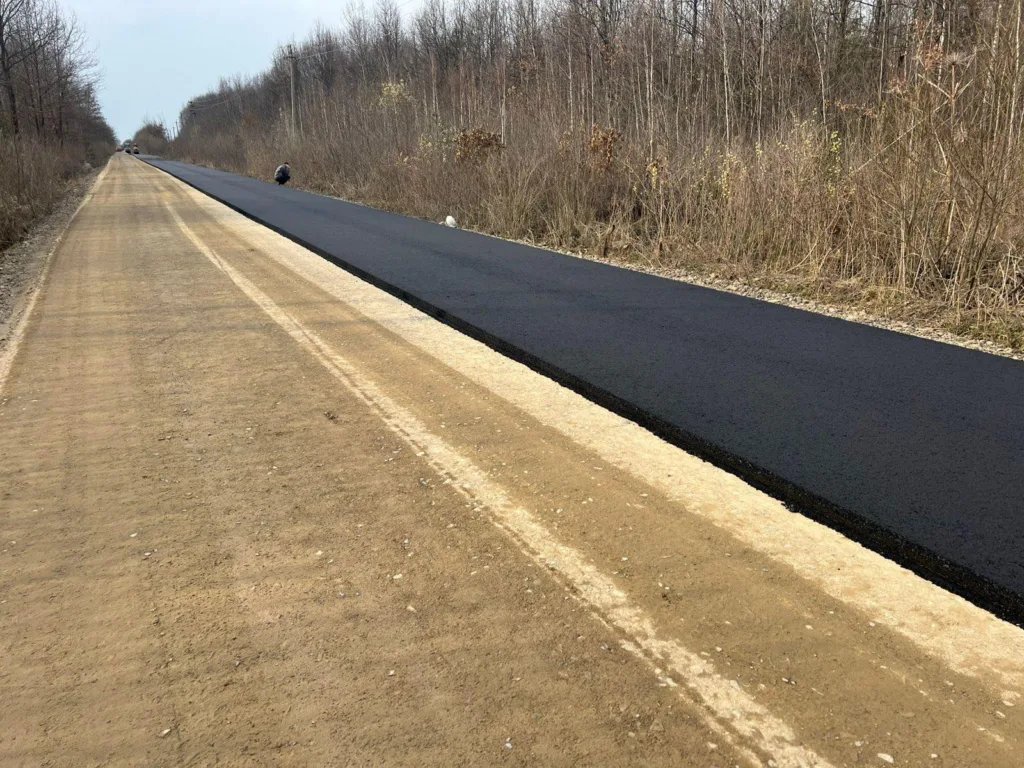 Нове асфальтування дороги в лісовій місцевості