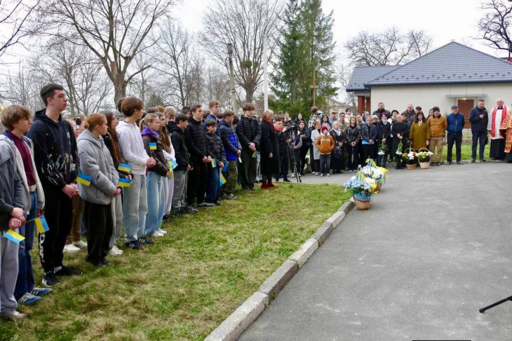 Люди на церемонії вшанування пам'яті в Україні