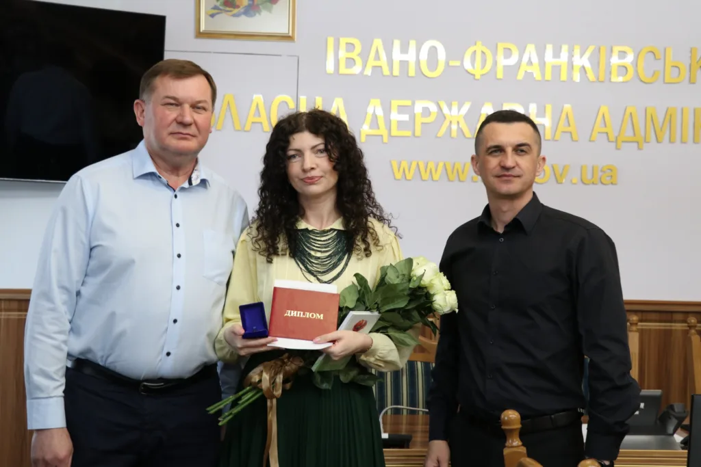 Вручення диплома в Івано-Франківській обласній адміністрації