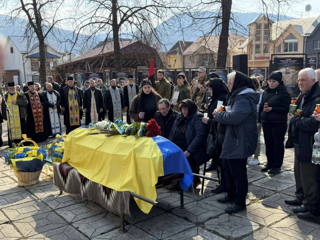 Прощання з героєм, труна в прапорі України