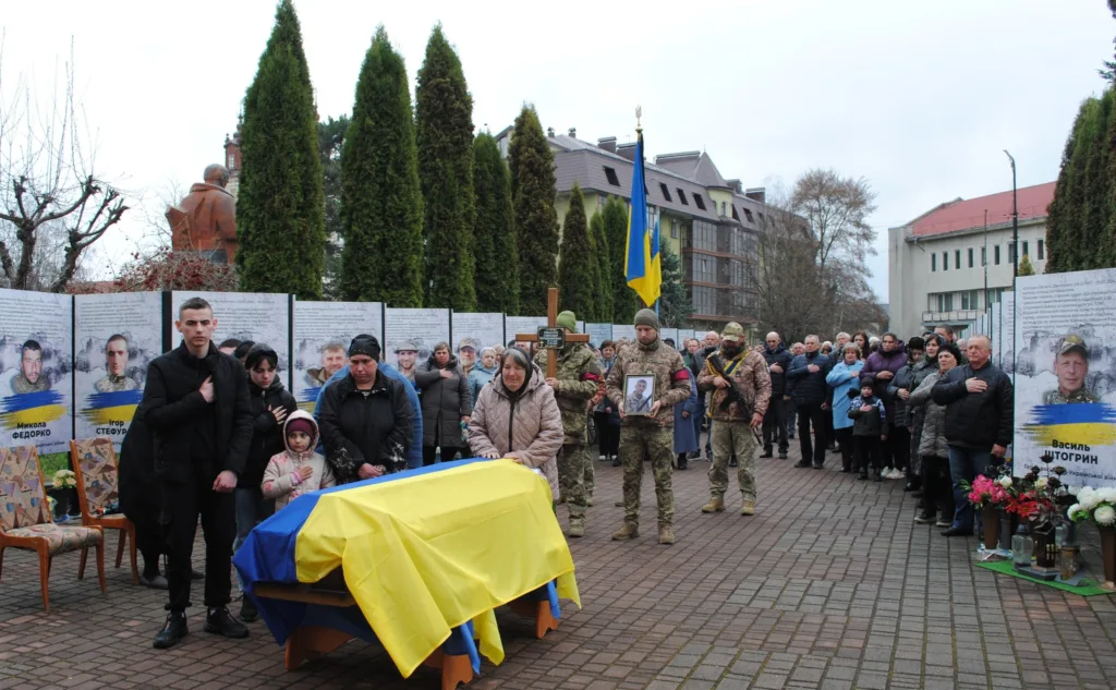 Прощання із загиблим українським військовим у місті
