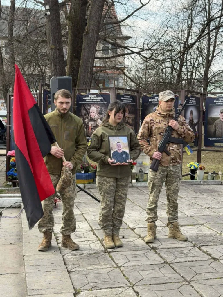 Військові вшановують загиблого побратима на церемонії