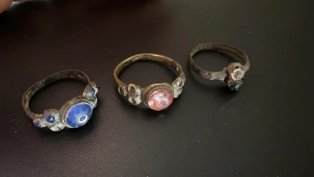 Старовинні металеві персні з кольоровими каменями