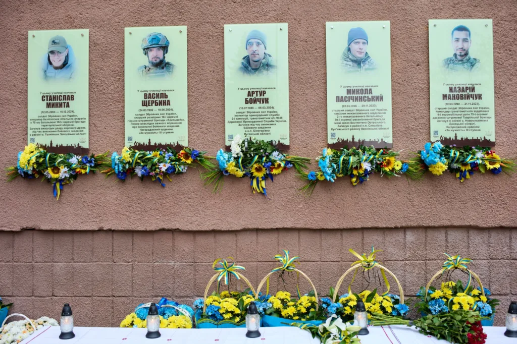 Меморіальні дошки загиблим українським військовим із квітами