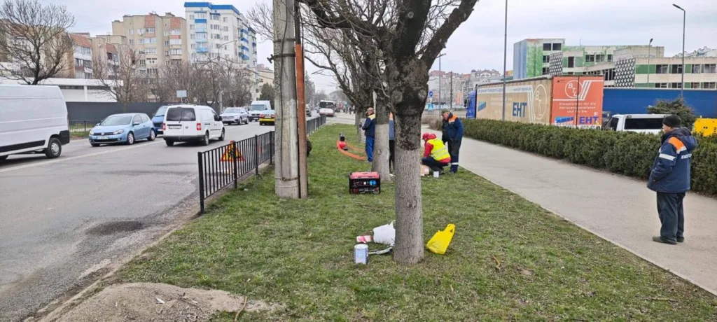 Робітники виконують дорожні роботи біля тротуару