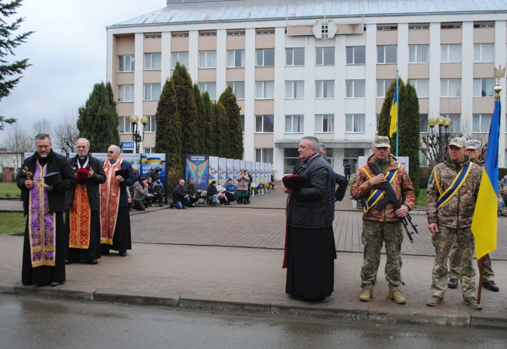 Священники та військові на церемонії біля будівлі