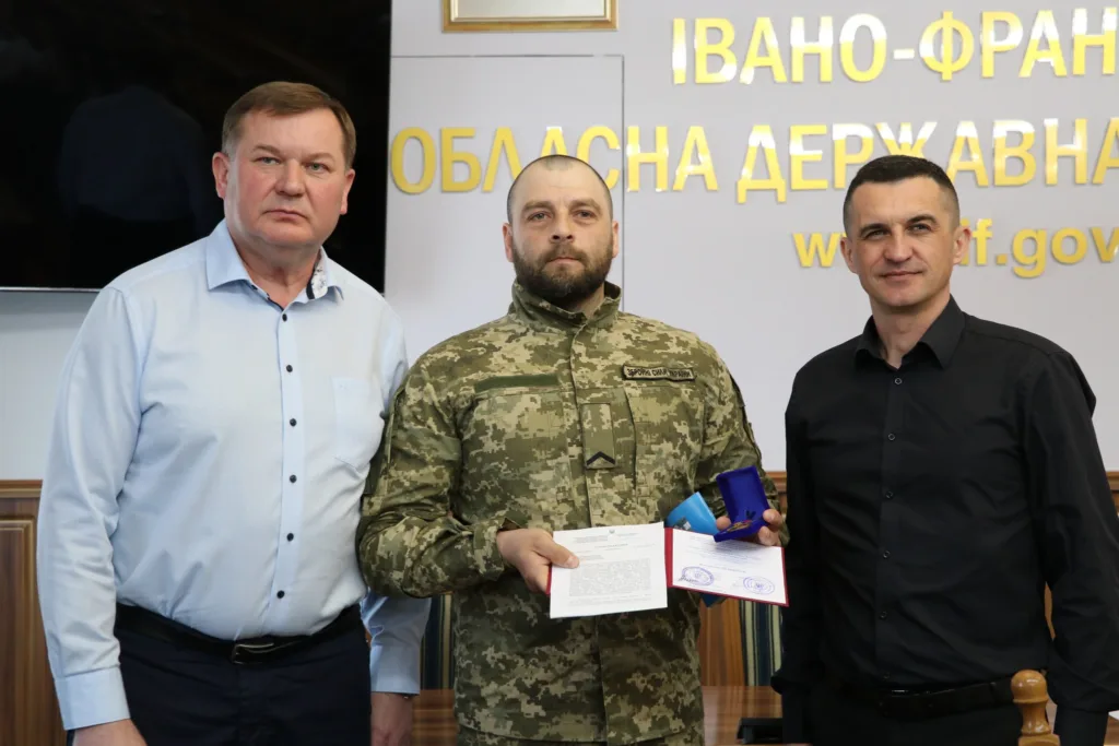 Військовослужбовець отримує нагороду в Івано-Франківську