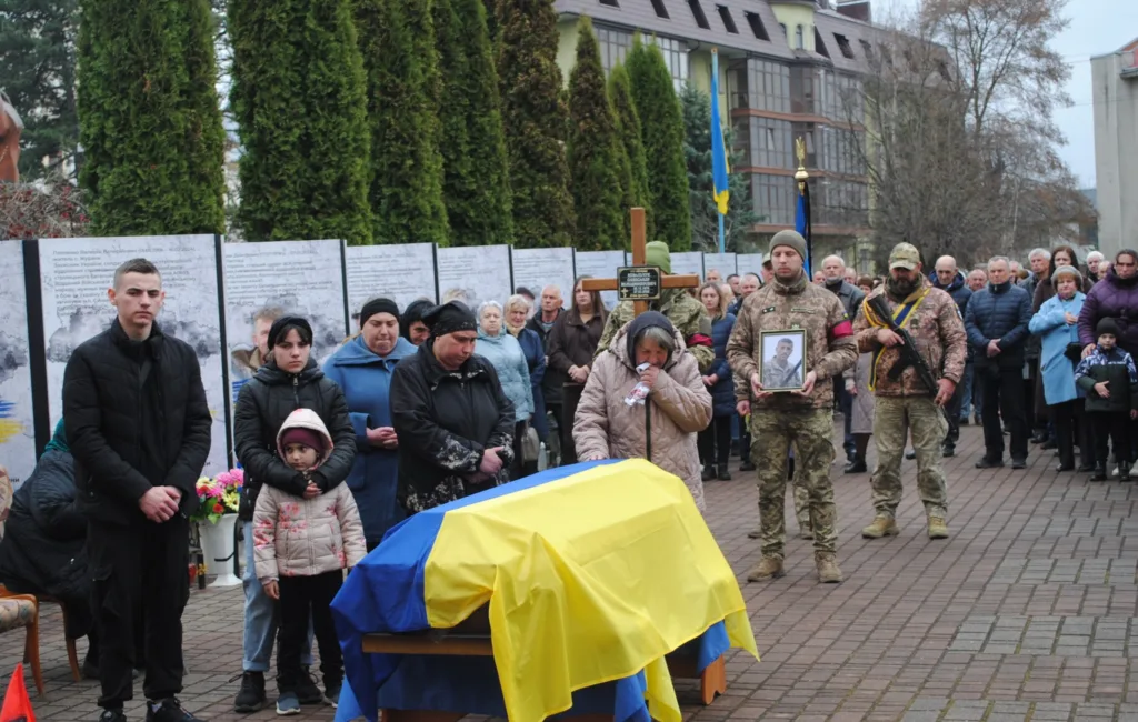 Прощання із загиблим українським військовим