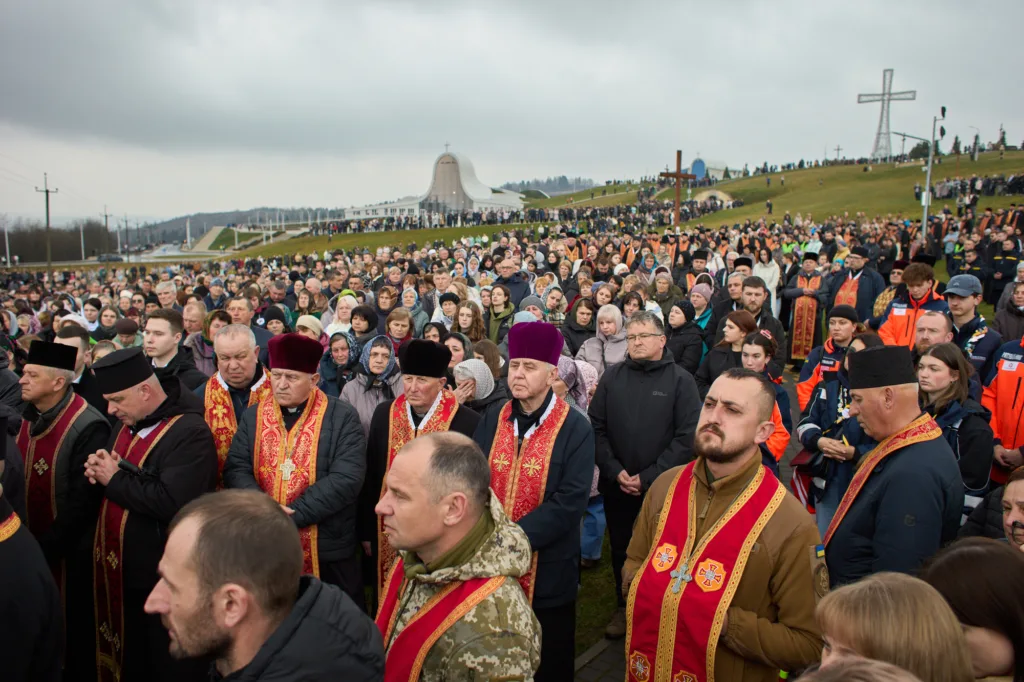 Молебень просто неба з великою кількістю людей