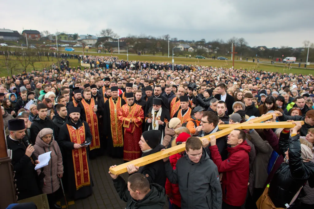 Релігійна хода з великим дерев'яним хрестом