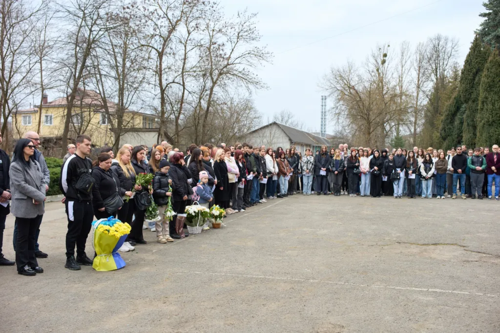 Люди на вулиці з квітами під час церемонії