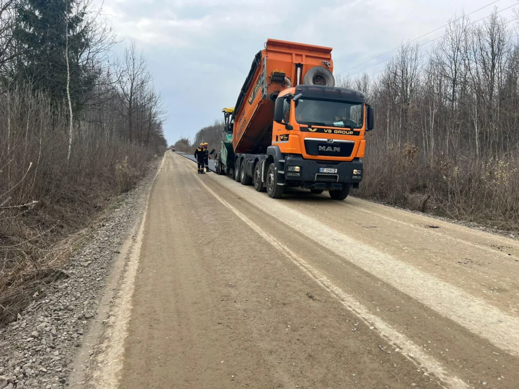 Ремонт дороги вантажівкою на сільській місцевості